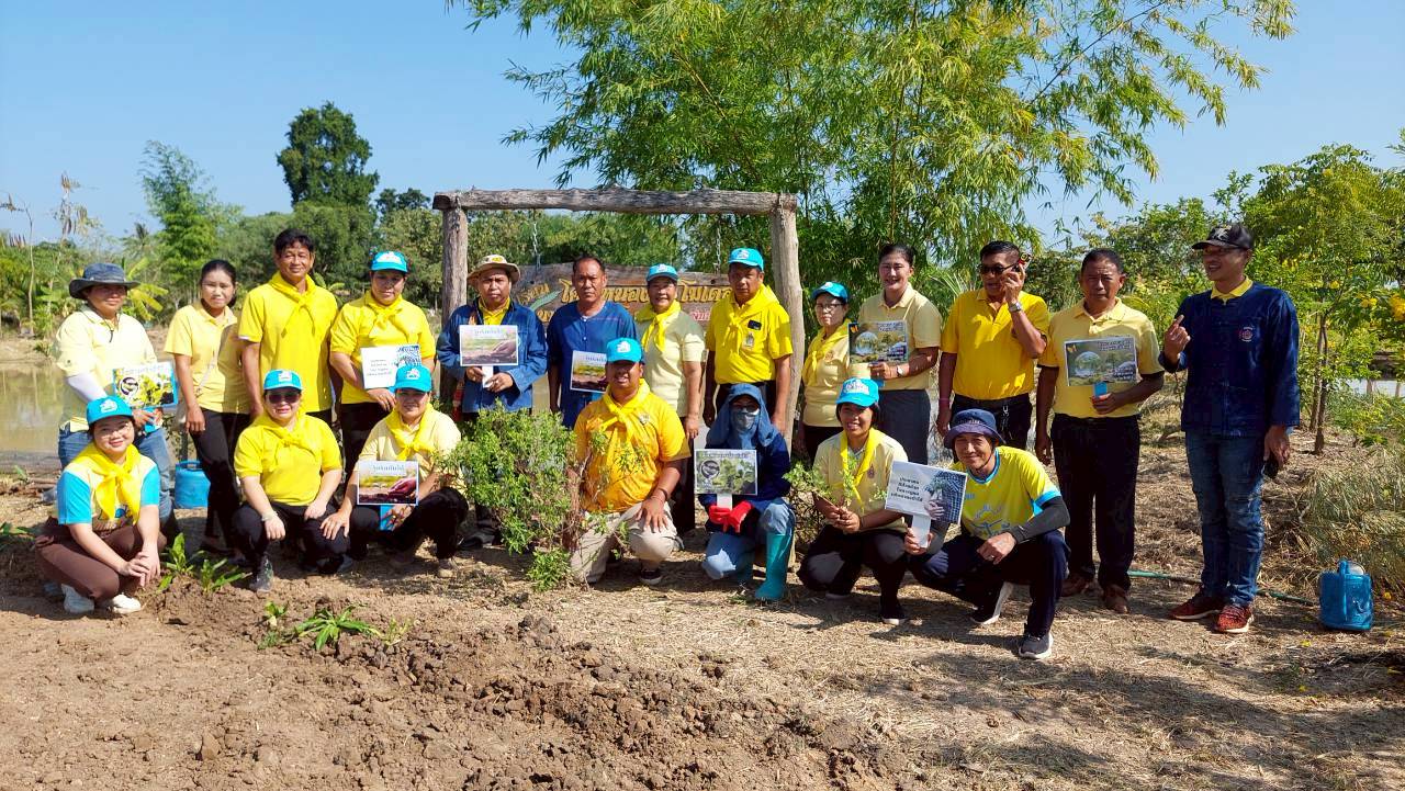 นายอำเภอลับแล ร่วมกิจกรรม"เอามื้อสามัคคี" โคก หนอง นา อำเภอลับแล