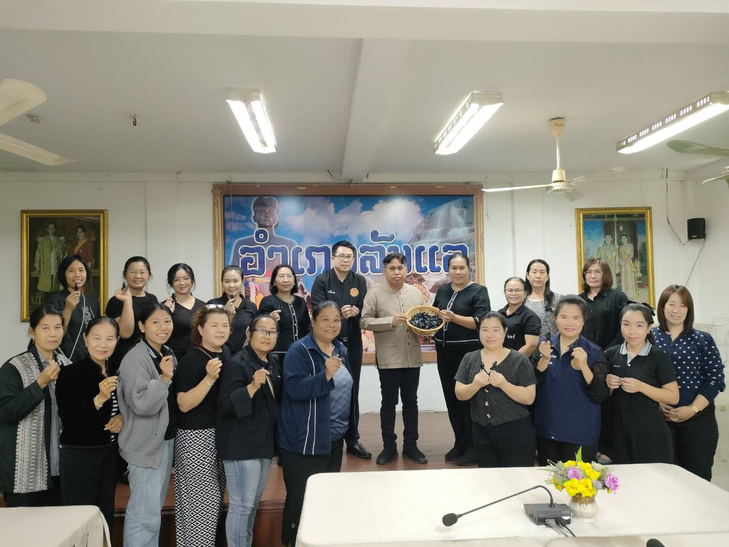 นายอำเภอลับแล ร่วมมอบริบบิ้นแสดงสัญลักษณ์แสดงความไว้อาลัย