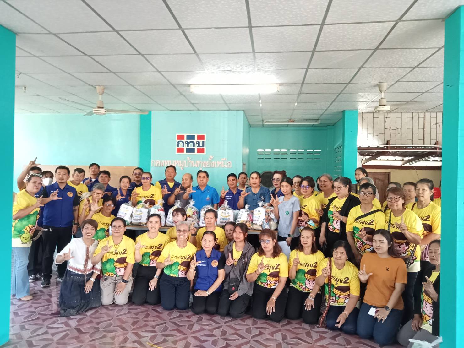 นายอำเภอลับแล มอบถุงยังชีพให้แก่ผู้ตกเกณฑ์จปฐ. ผู้ยากไร้ ผู้ป่วยติดเตียง ผู้พิการ ผู้ด้อยโอกาส