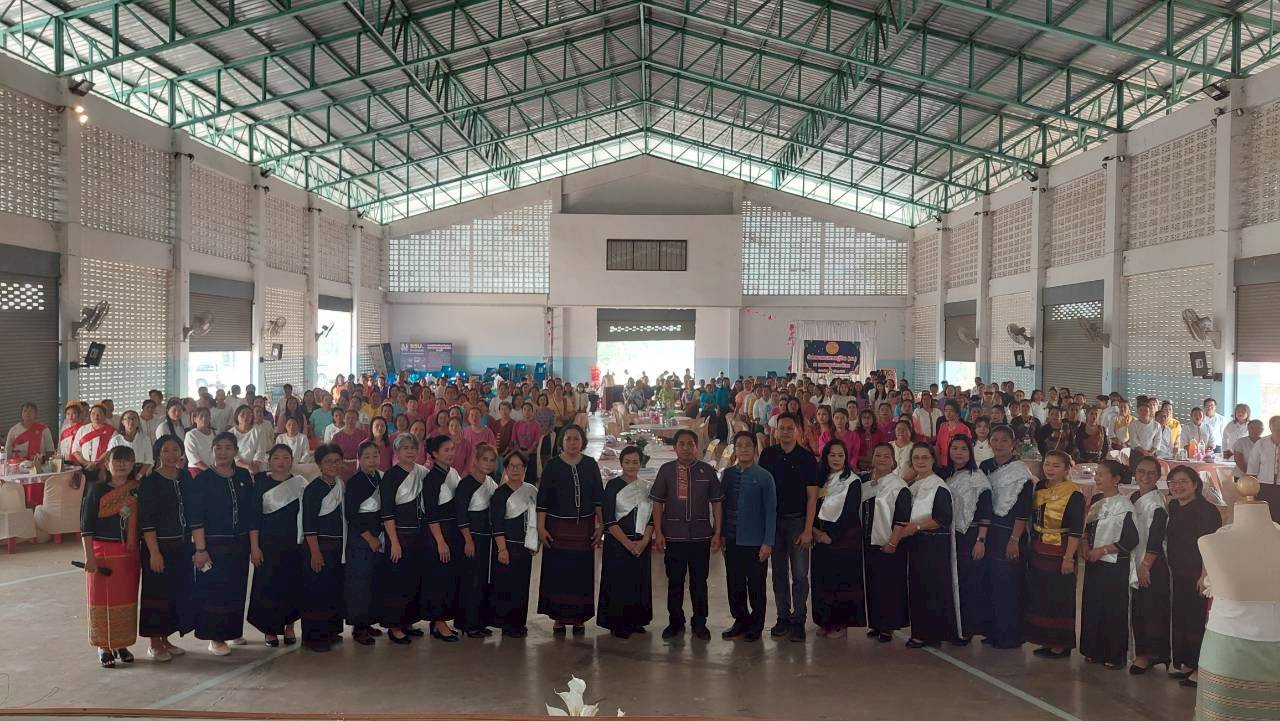 นายอำเภอลับแล เป็นประะานเปิดโครงการสัมมนาเชิงปฏิบัติการสตรีส่งเสริมผ้าไทยในวันสตรีสากลเพื่อรณรงค์และยุติความรุนแรงในสังคม