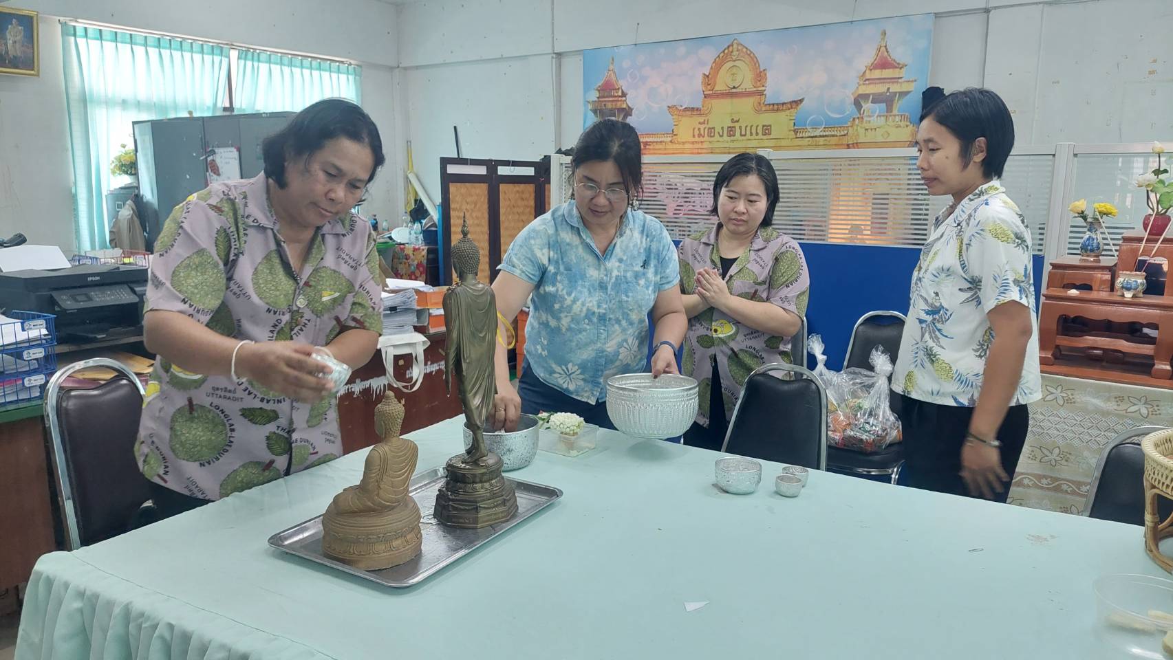 เจ้าหน้าที่พัฒนาชุมชนสพอ.ลับแล ร่วมสืบสานประเพณีไทย รดน้ำดำหัวขอพรพัฒนาการอำเภอลับแล เนื่องในเทศกาลสงกรานต์ ประจำปี 2569