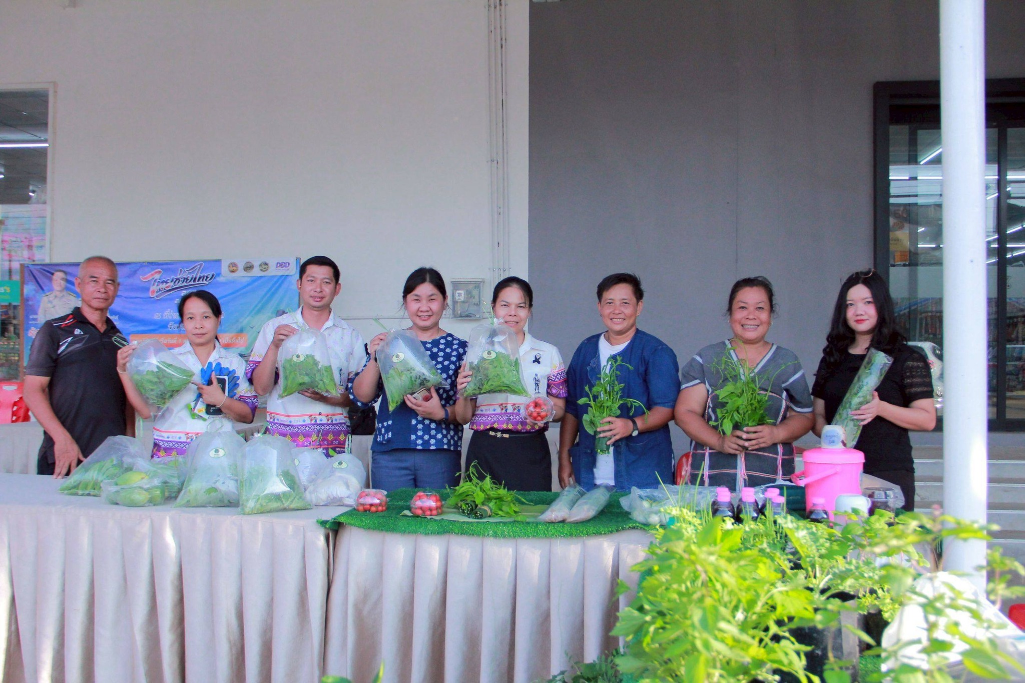 สพอ.ลับแล ร่วมกิจกรรมการจำหน่ายสินค้า “ไทยช่วยไทย” ลดภาระ ลดค่าครองชีพ