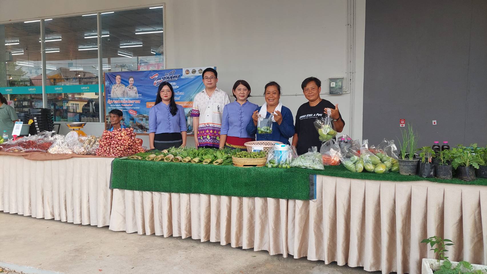 สพอ.ลับแล ร่วมกิจกรรมการจำหน่ายสินค้า “ไทยช่วยไทย” ลดภาระ ลดค่าครองชีพ
