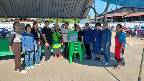 สพอ.ลับแล ส่งมอบเก้าอี้และถุงดำสำหรับใส่ขยะ ให้กับตลาดนัดคนไทยยิ้มได้ ตลาดสีเขียว โรงพยาบาลลับแล